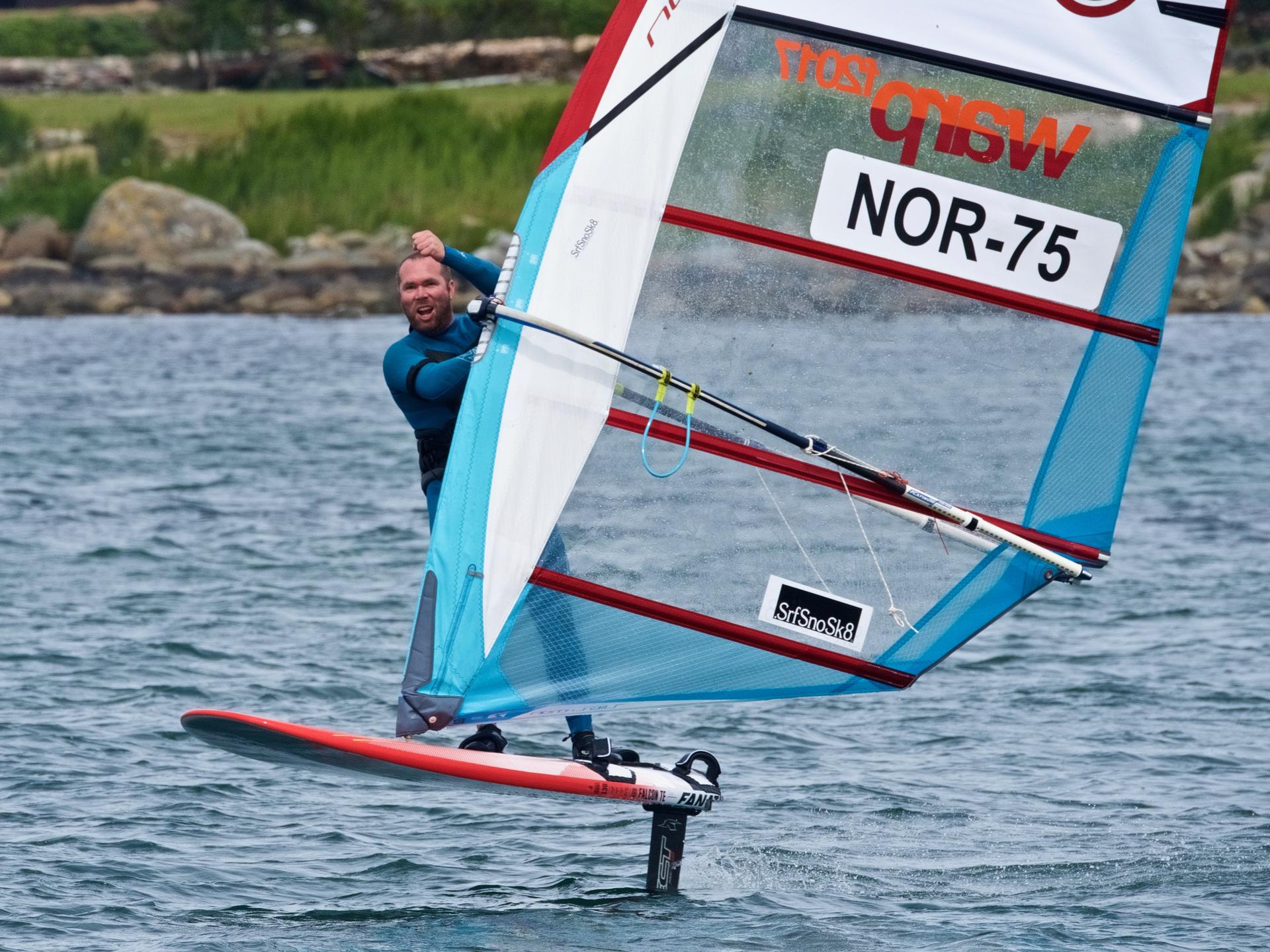 Seilnummer NOR-75 på seilet